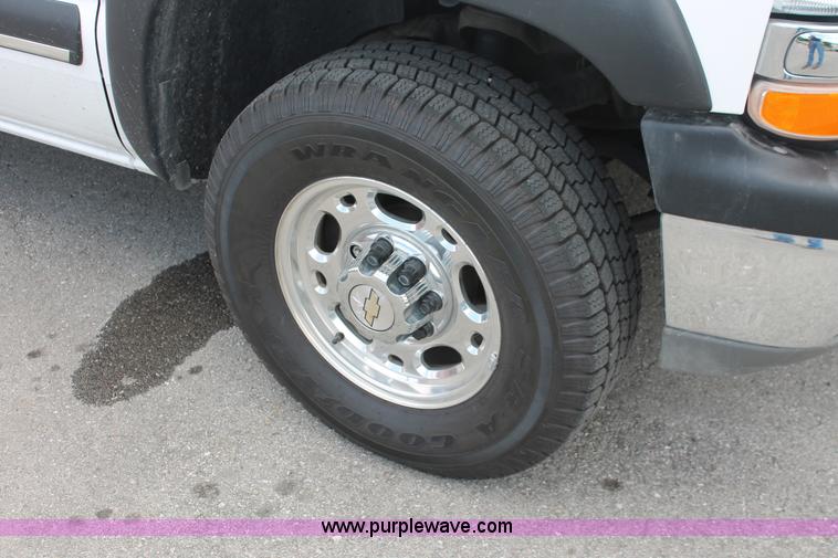 image for item H3590 2002 Chevrolet Suburban 2500 SUV