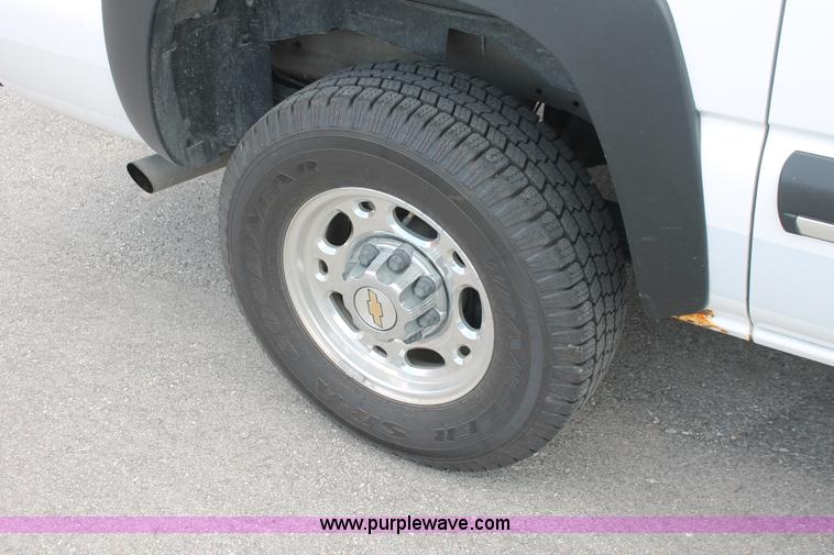 image for item H3590 2002 Chevrolet Suburban 2500 SUV