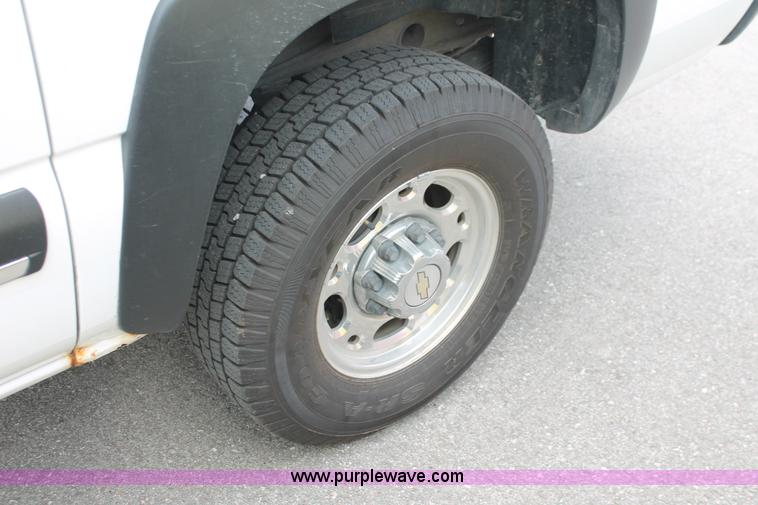 image for item H3590 2002 Chevrolet Suburban 2500 SUV