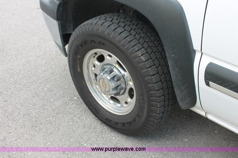 image for item H3590 2002 Chevrolet Suburban 2500 SUV