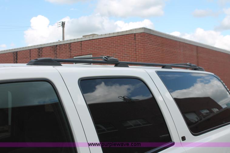 image for item H3590 2002 Chevrolet Suburban 2500 SUV