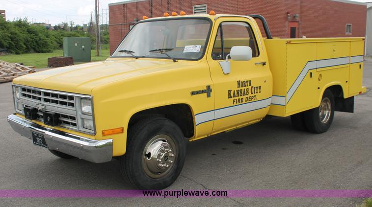 image for item H3591 1986 Chevrolet C30 Custom Deluxe utility truck