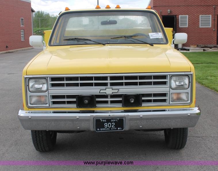 image for item H3591 1986 Chevrolet C30 Custom Deluxe utility truck