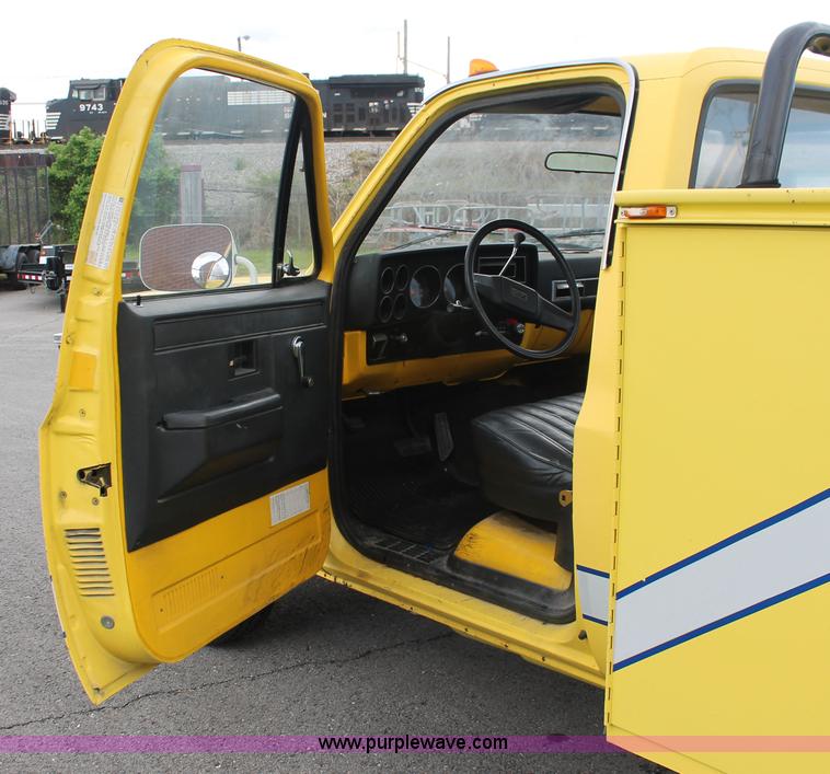 image for item H3591 1986 Chevrolet C30 Custom Deluxe utility truck