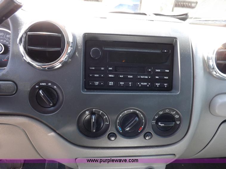 image for item H7032 2005 Ford Expedition XLT SUV