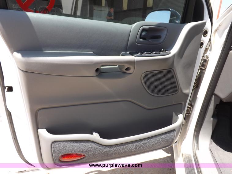 image for item H7039 2001 Ford Windstar LX minivan