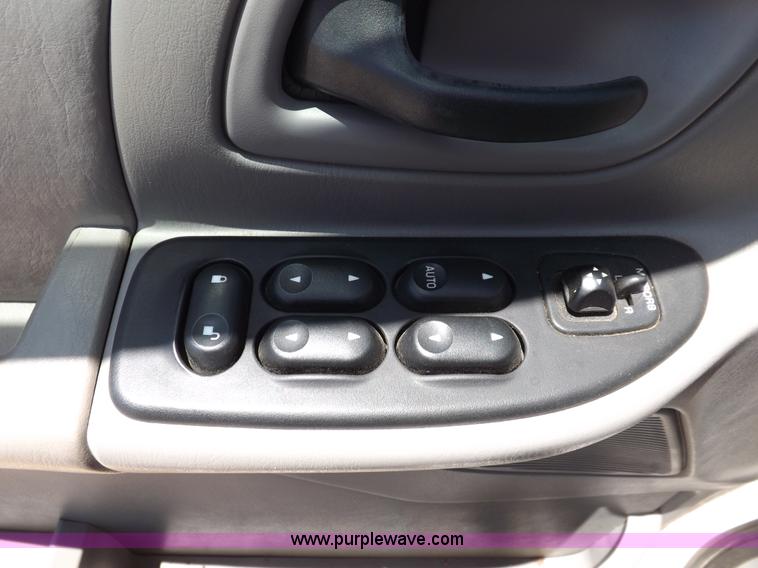 image for item H7039 2001 Ford Windstar LX minivan