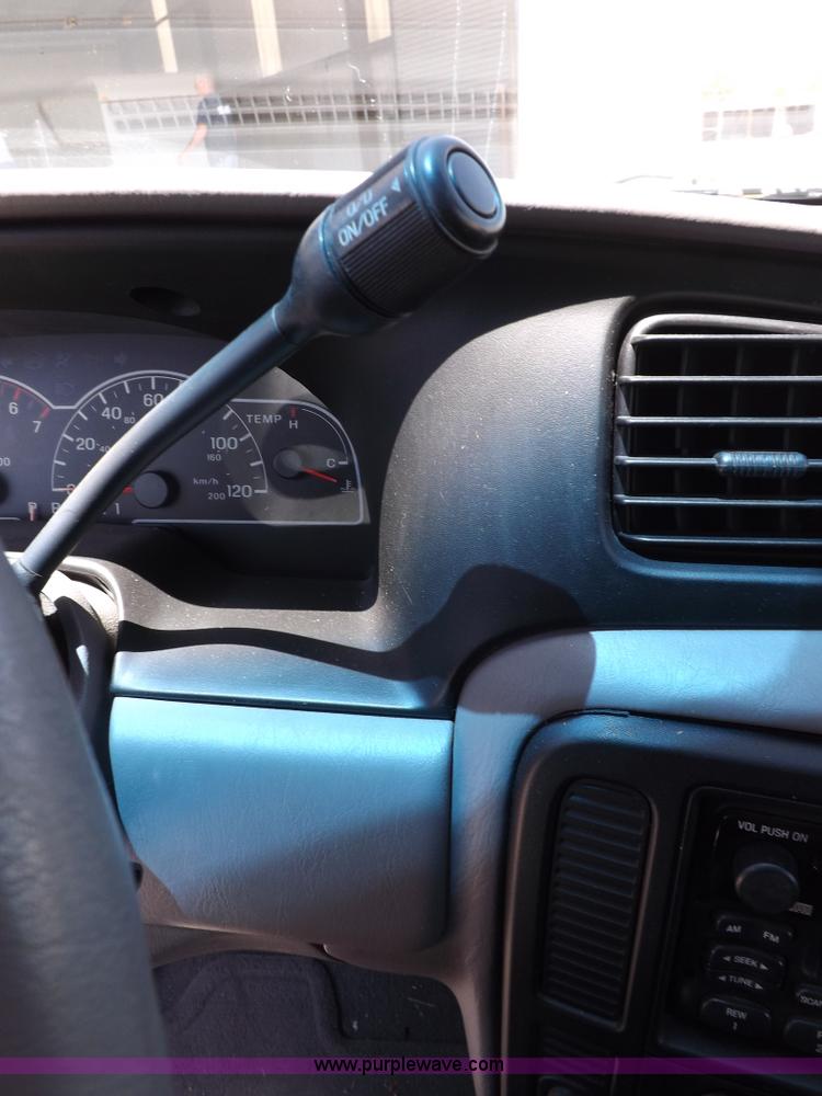 image for item H7039 2001 Ford Windstar LX minivan