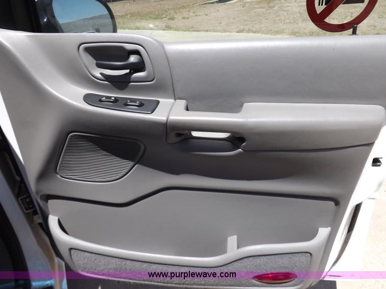 image for item H7039 2001 Ford Windstar LX minivan