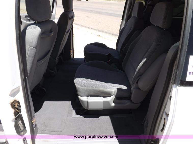 image for item H7039 2001 Ford Windstar LX minivan