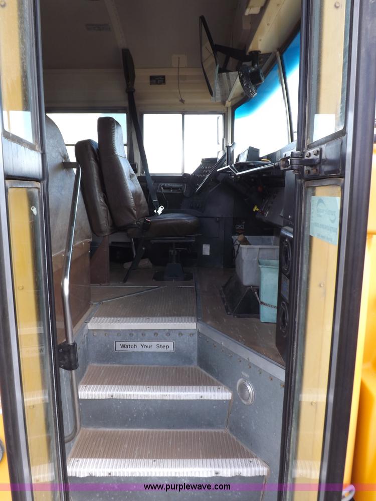 image for item H7124 1998 Chevrolet B7 school bus
