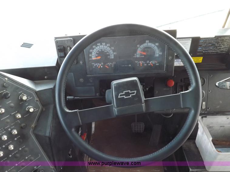 image for item H7124 1998 Chevrolet B7 school bus