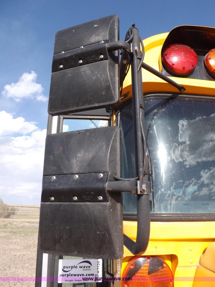 image for item H7124 1998 Chevrolet B7 school bus