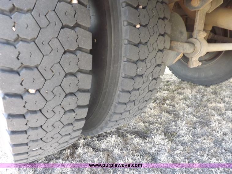 image for item H7124 1998 Chevrolet B7 school bus