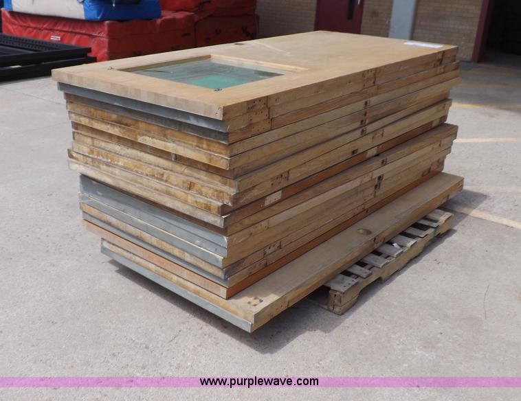 image for item H7141 Approximately 28 Oak veneer solid core doors