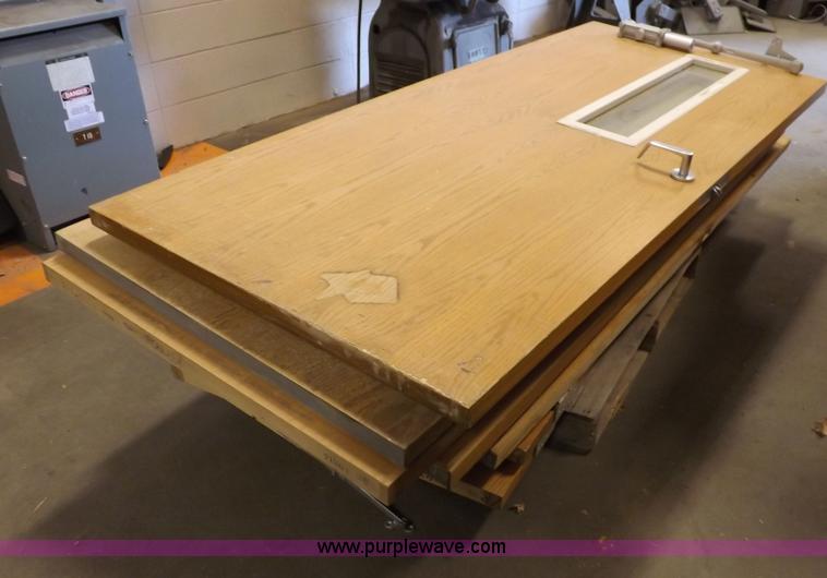 image for item H7141 Approximately 28 Oak veneer solid core doors