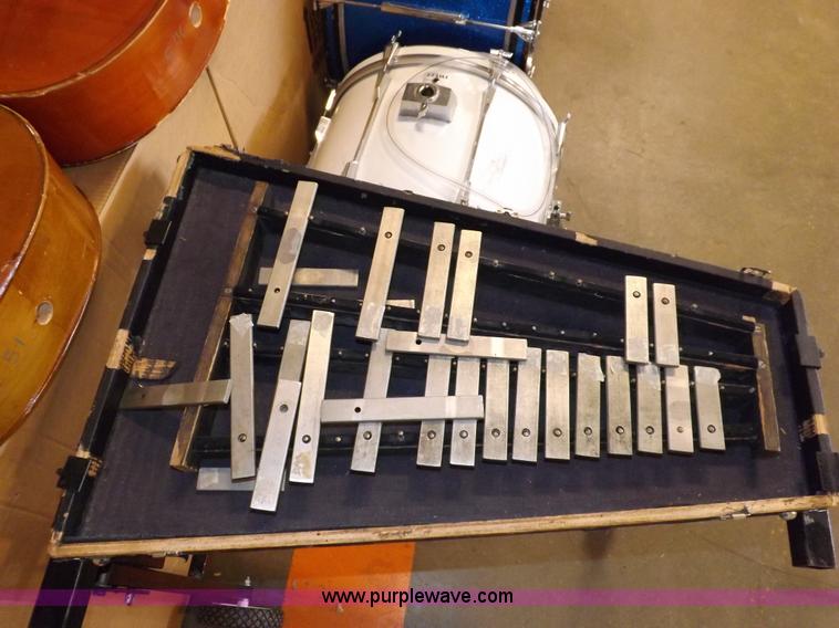 image for item H7162 Assorted musical instruments