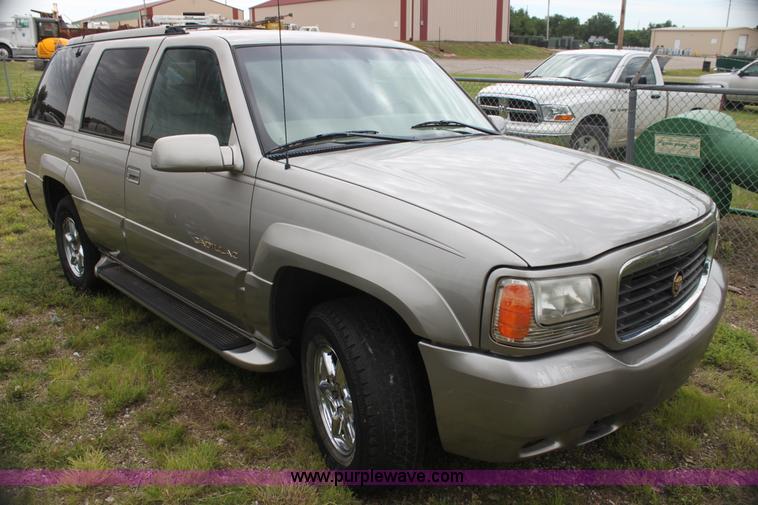 image for item H7452 2000 Cadillac Escalade SUV