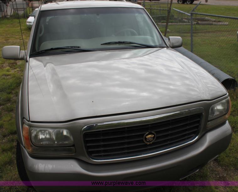 image for item H7452 2000 Cadillac Escalade SUV