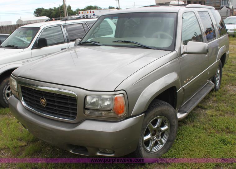 image for item H7452 2000 Cadillac Escalade SUV