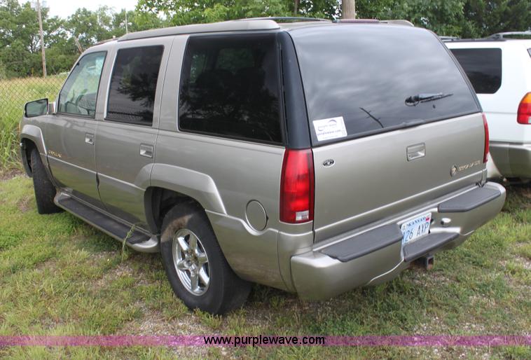 image for item H7452 2000 Cadillac Escalade SUV