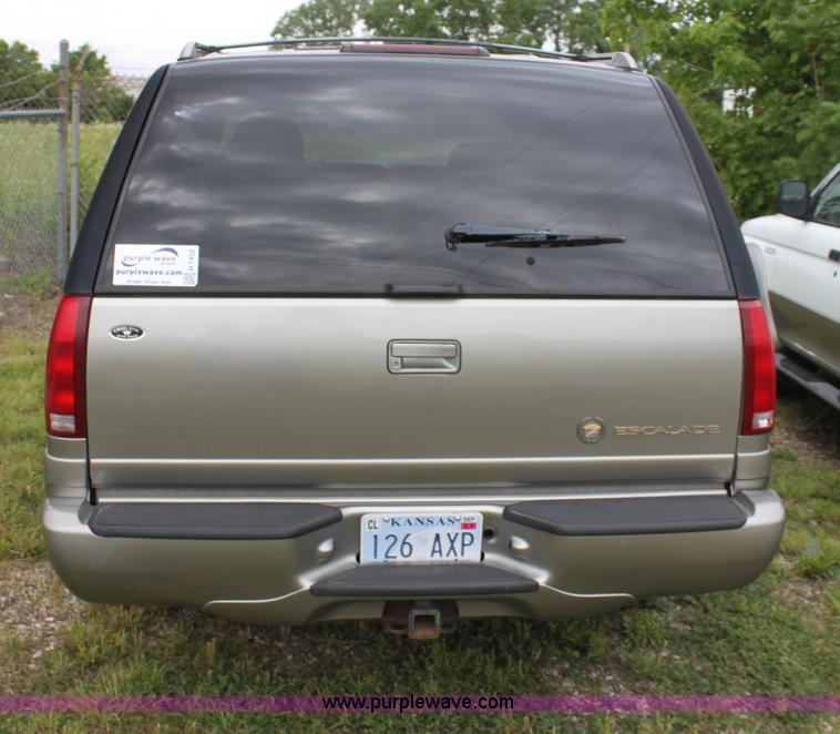 image for item H7452 2000 Cadillac Escalade SUV