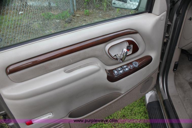 image for item H7452 2000 Cadillac Escalade SUV