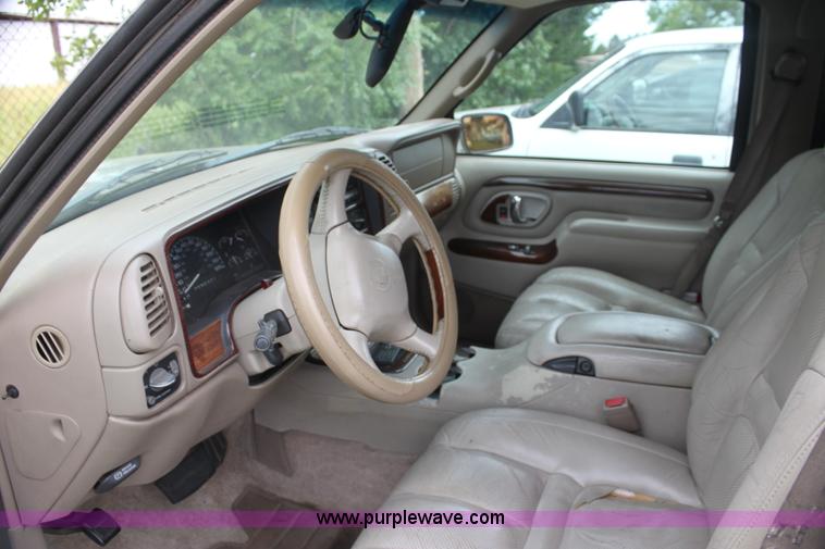 image for item H7452 2000 Cadillac Escalade SUV