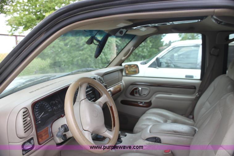 image for item H7452 2000 Cadillac Escalade SUV