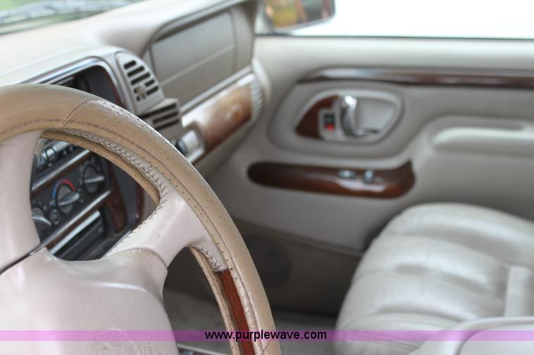 image for item H7452 2000 Cadillac Escalade SUV