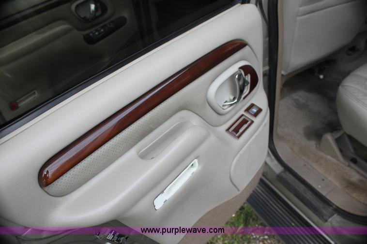 image for item H7452 2000 Cadillac Escalade SUV