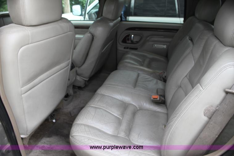 image for item H7452 2000 Cadillac Escalade SUV