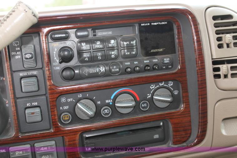 image for item H7452 2000 Cadillac Escalade SUV