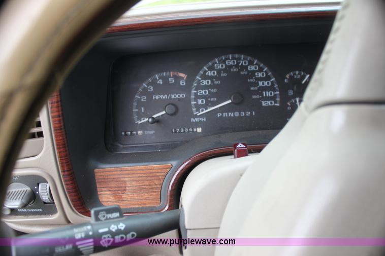 image for item H7452 2000 Cadillac Escalade SUV