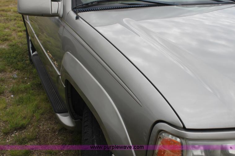 image for item H7452 2000 Cadillac Escalade SUV