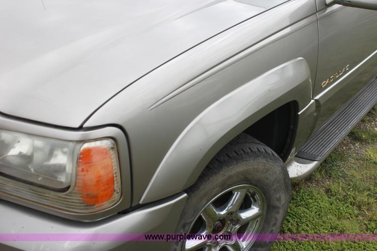 image for item H7452 2000 Cadillac Escalade SUV