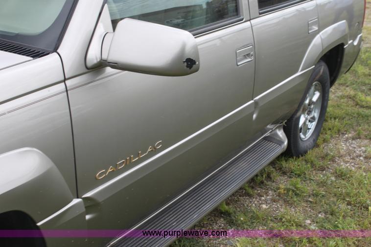image for item H7452 2000 Cadillac Escalade SUV
