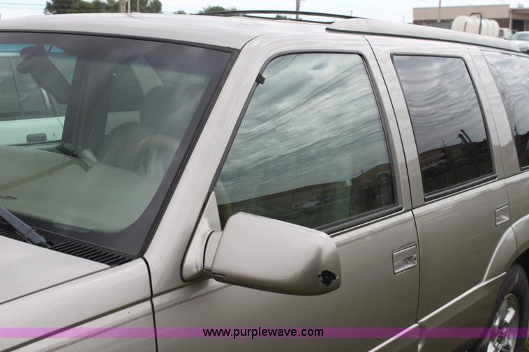 image for item H7452 2000 Cadillac Escalade SUV