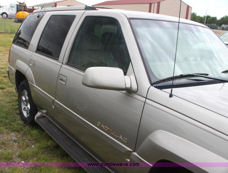 image for item H7452 2000 Cadillac Escalade SUV