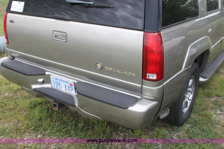 image for item H7452 2000 Cadillac Escalade SUV