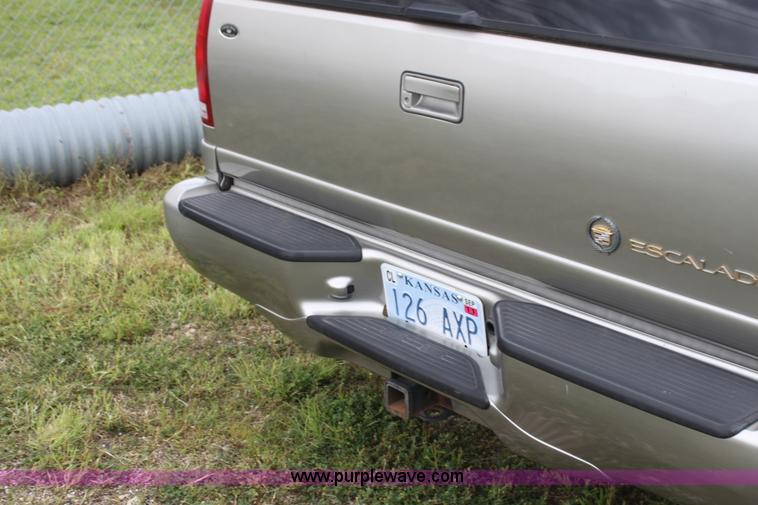 image for item H7452 2000 Cadillac Escalade SUV