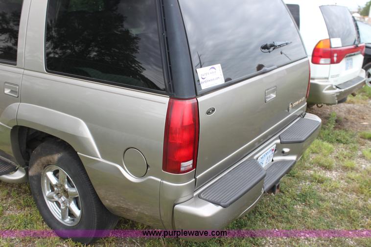 image for item H7452 2000 Cadillac Escalade SUV