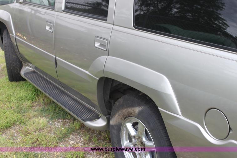 image for item H7452 2000 Cadillac Escalade SUV