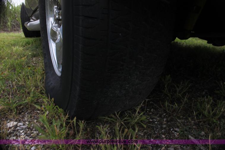 image for item H7452 2000 Cadillac Escalade SUV