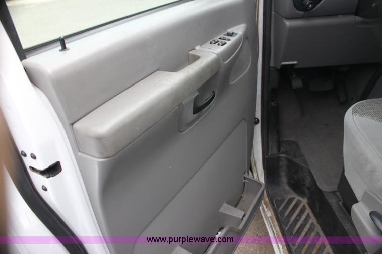 image for item H7459 2002 Ford Econoline E350 Extended van
