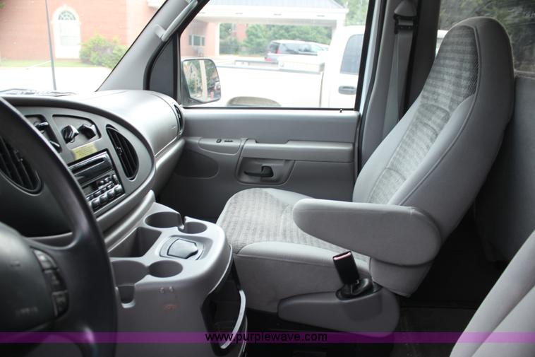 image for item H7459 2002 Ford Econoline E350 Extended van