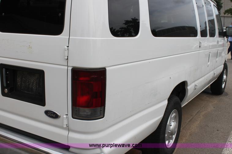 image for item H7459 2002 Ford Econoline E350 Extended van