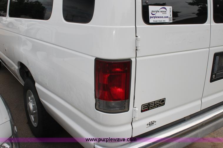 image for item H7459 2002 Ford Econoline E350 Extended van