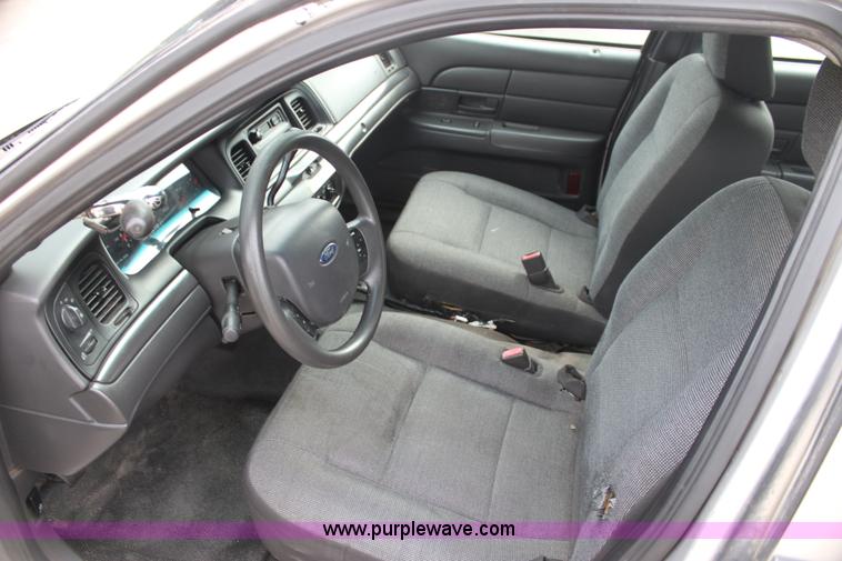 image for item H7460 2005 Ford Crown Victoria Police Interceptor