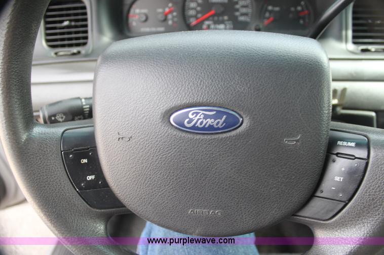 image for item H7460 2005 Ford Crown Victoria Police Interceptor